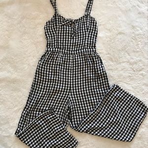 Hollister Romper never worn. Side pockets.